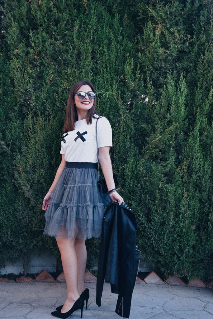 Look completo: falda tul, camiseta blanca y chaqueta negra