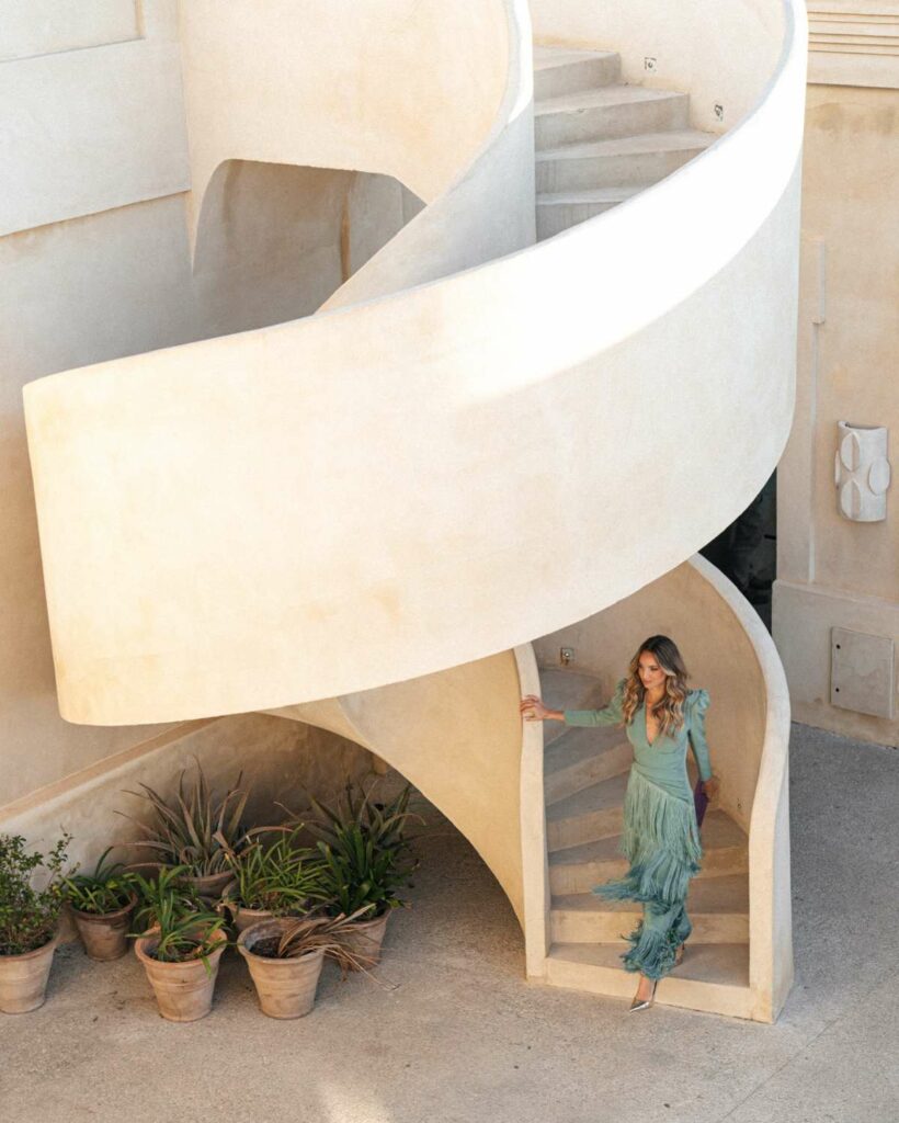 Vestido de invitada con flecos en las escaleras del Cuartel del Mar, en Chiclana.